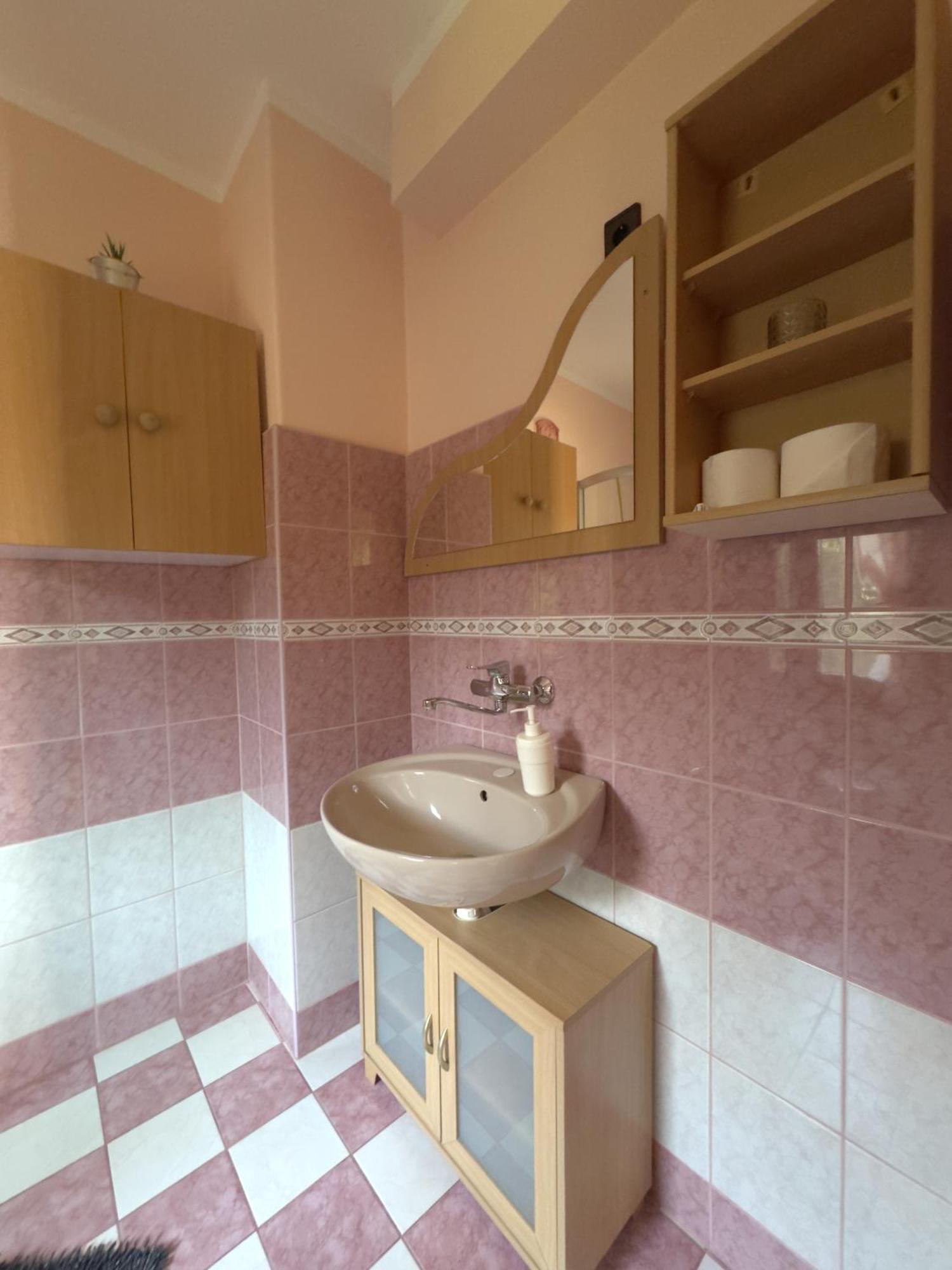 Rozsa Apartman 2 Alsoors Bilik gambar