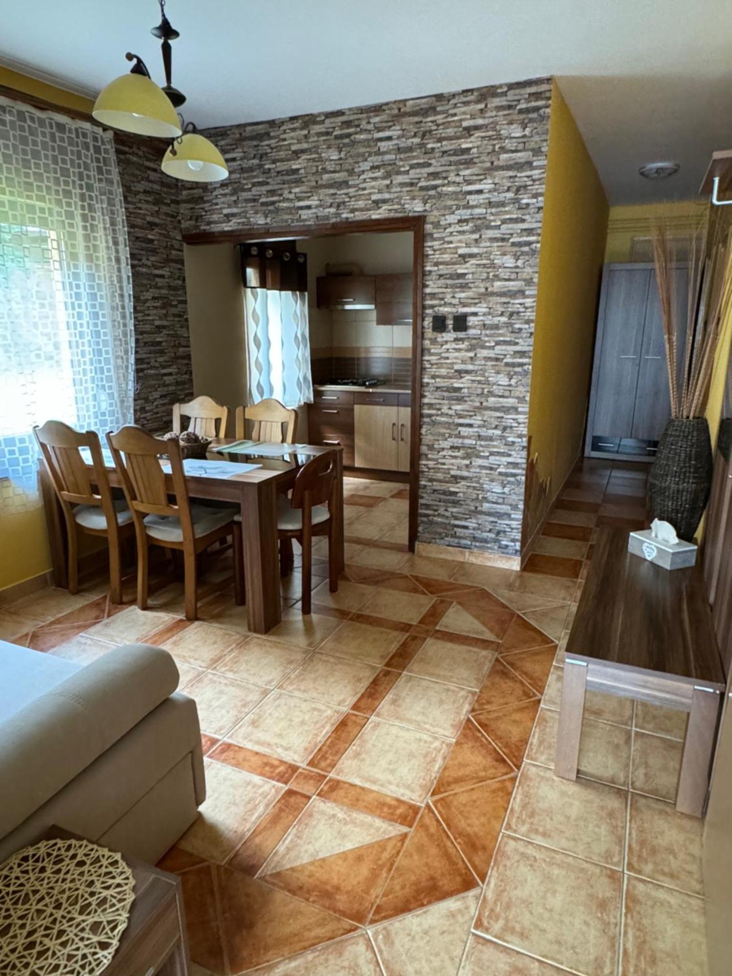 Rozsa Apartman 2 Alsoors Bilik gambar