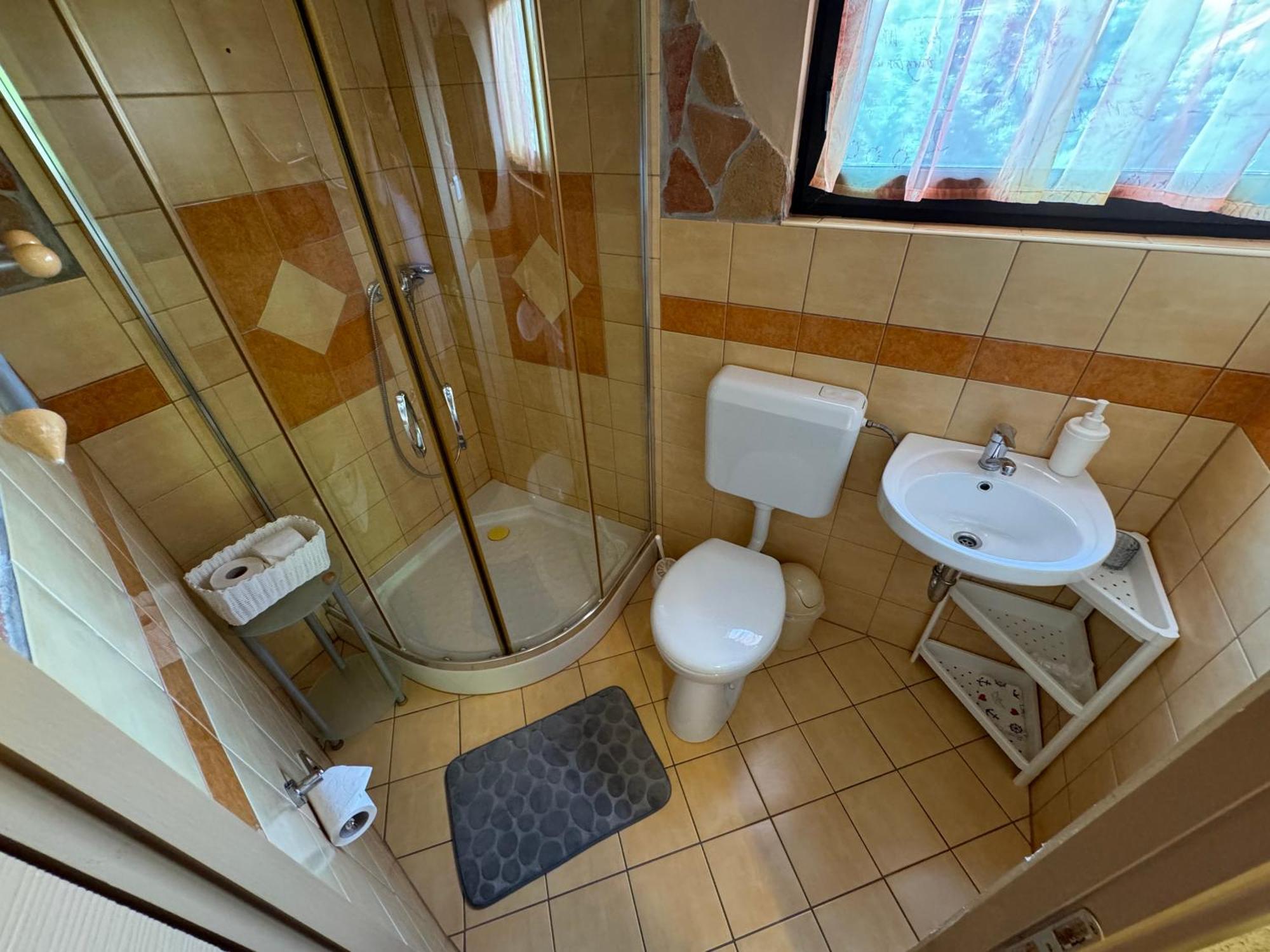 Rozsa Apartman 2 Alsoors Bilik gambar